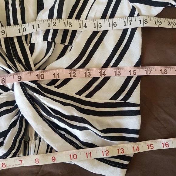 Forever 21 Womens Cropped Twist Hem Blouse Short Sleeve Stripe Sz Medium Collar - Picture 11 of 12